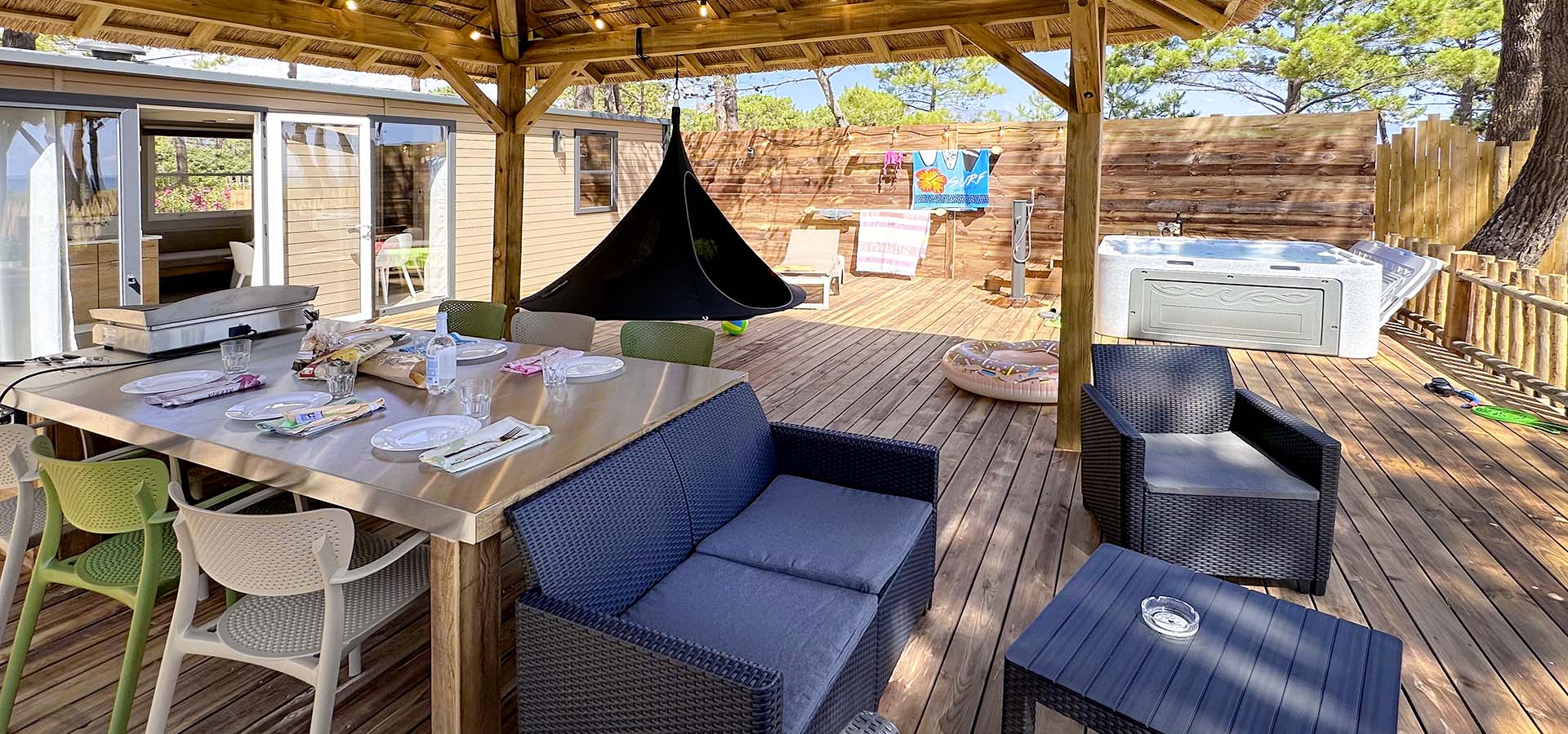 Camping san damiano bungalow Ultra lusso table repas terrasse
