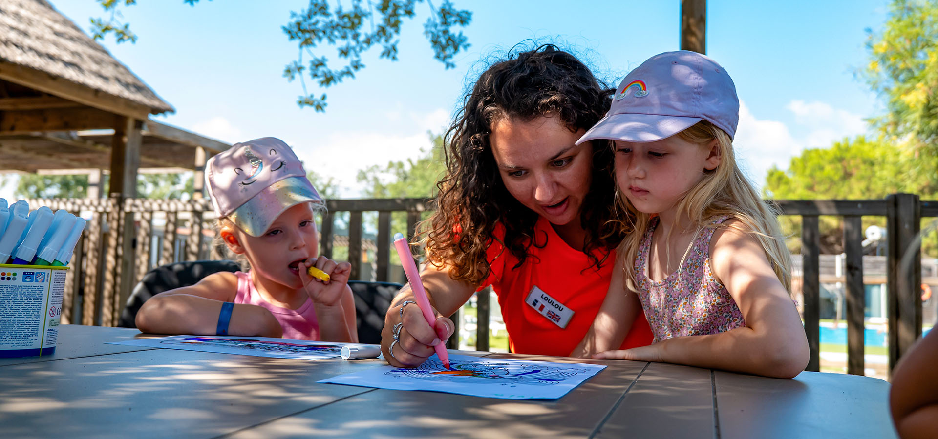 Camping san damiano animation club enfants animatrice qui dessine avec des filles