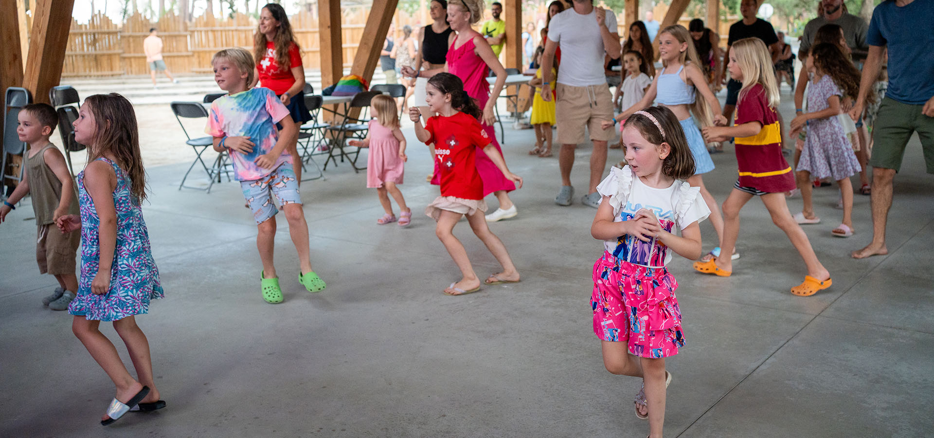 Camping san damiano animation mini disco enfants qui dance