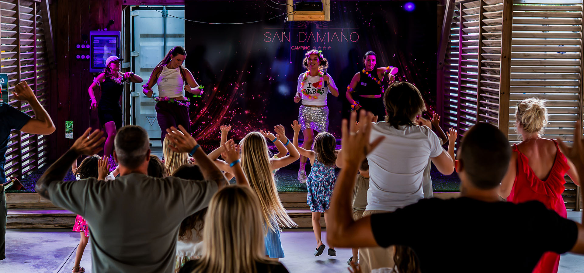 Camping san damiano animation soiree dansante animatrice sur scene