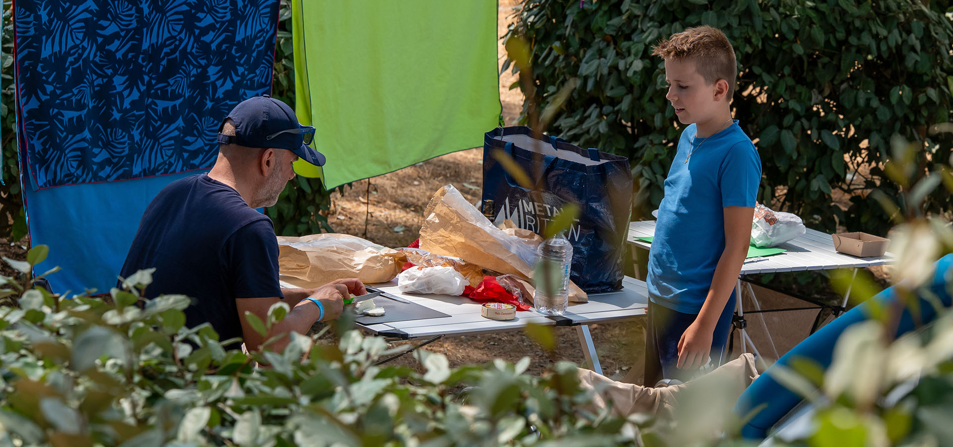 Camping san damiano emplacement confort pere qui prepare le dejeuner