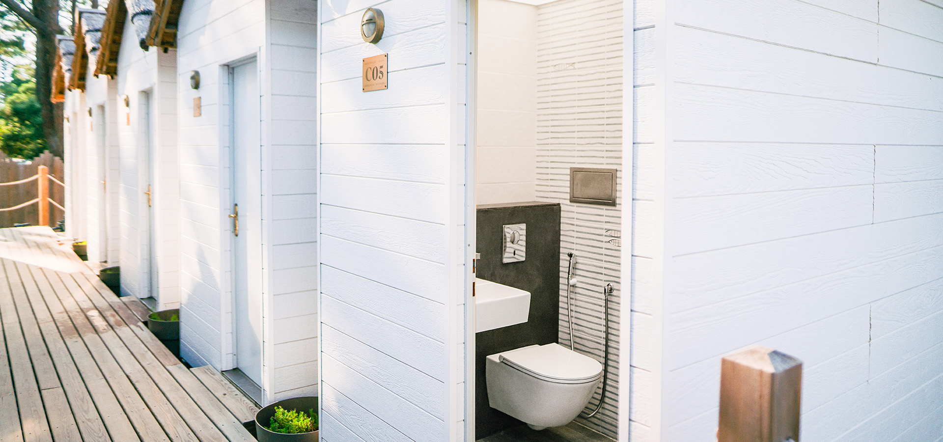 Camping san damiano sanitaire cabane de toilette alignement avec vue interieure