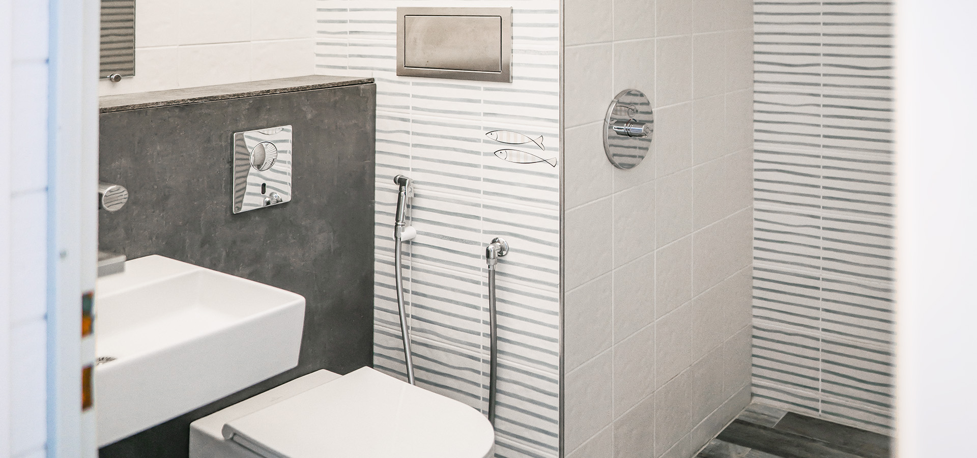 Camping san damiano sanitaire cabane de toilette vue large interieure