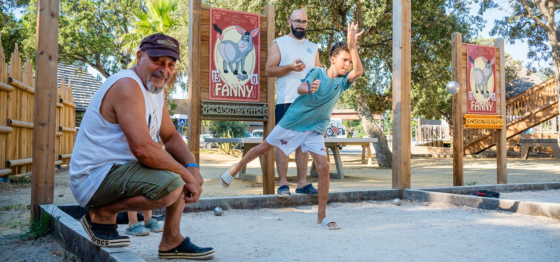 Camping san damiano jeux boulodrome enfant qui lance une boule