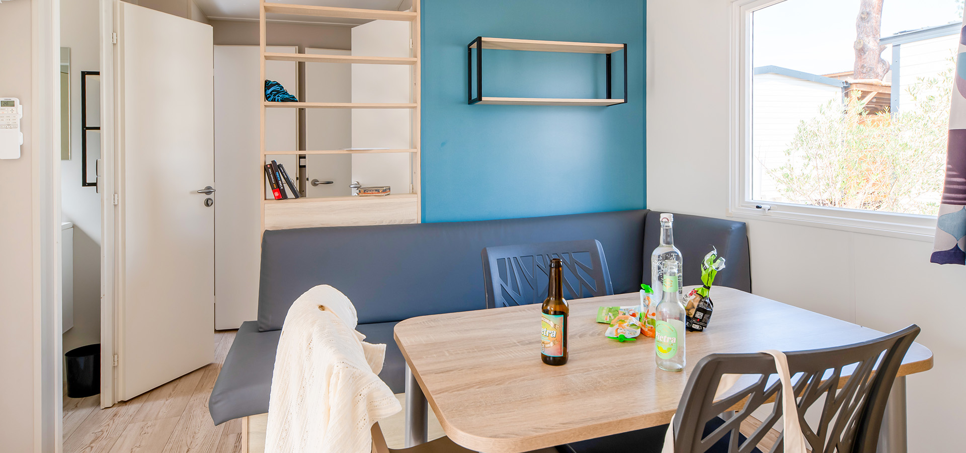 Camping san damiano bungalow amici table interieure banquette