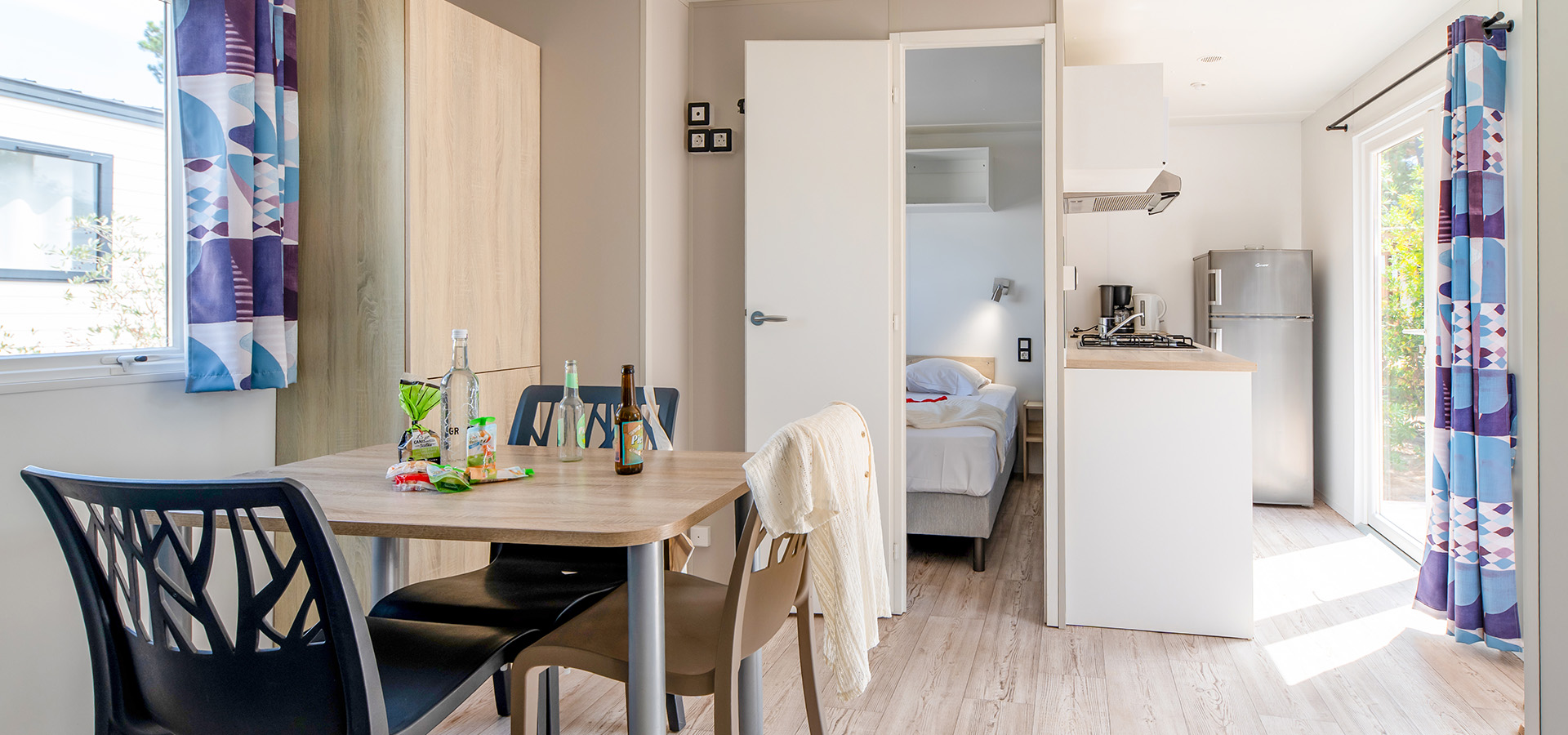 Camping san damiano bungalow amici table interieure cuisine