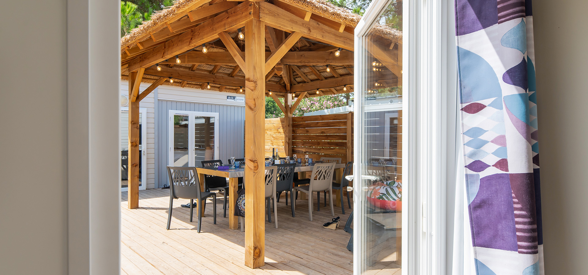 Camping san damiano bungalow amici terrasse table charpente