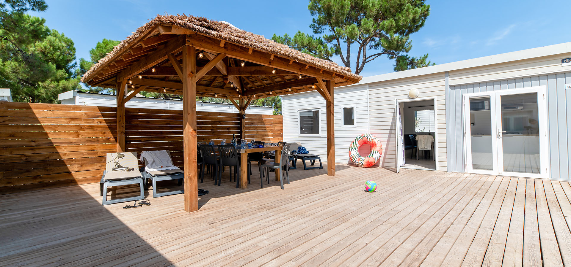 Camping san damiano bungalow amici terrasse vue ensemble amenagement