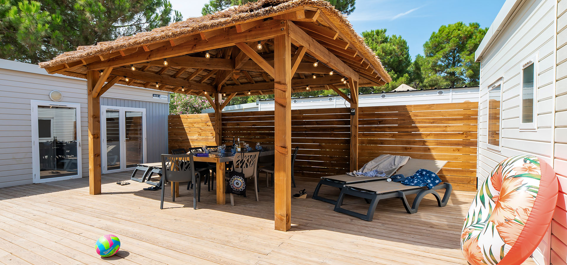 Camping san damiano bungalow amici terrasse vue ensemble charpente