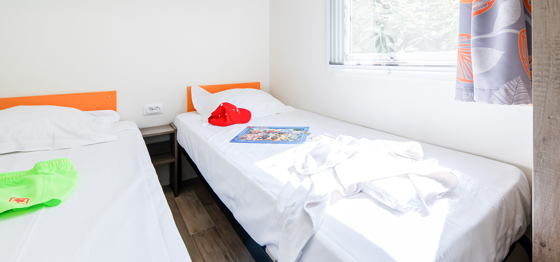 Camping san damiano bungalow declik chambre enfants casquette serviette