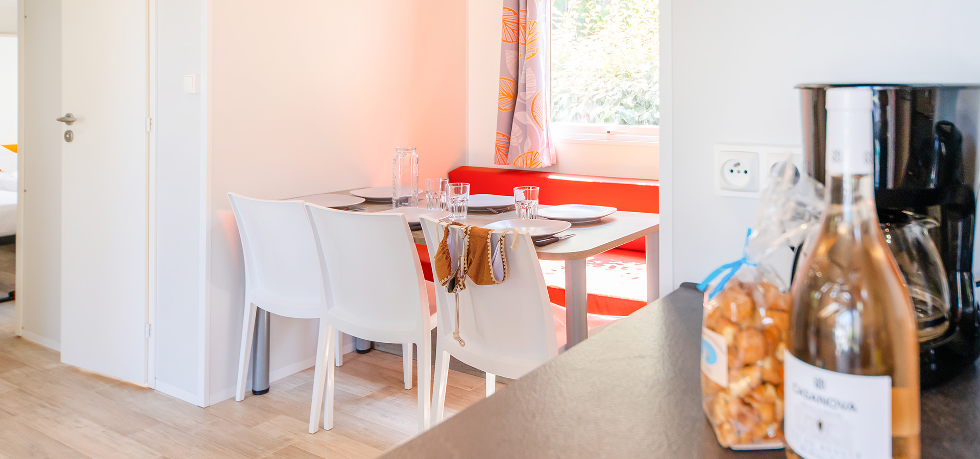 Camping san damiano bungalow declik table banquette cuisine
