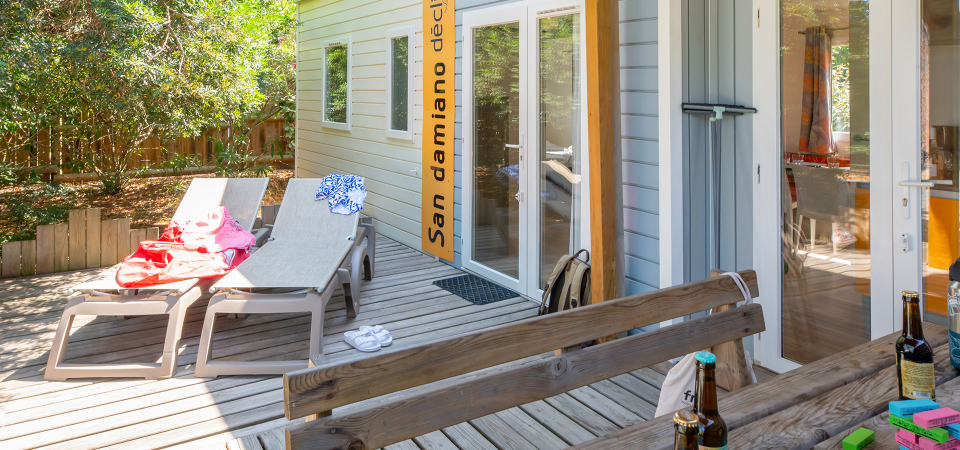 Camping san damiano bungalow declik terrasse transats table