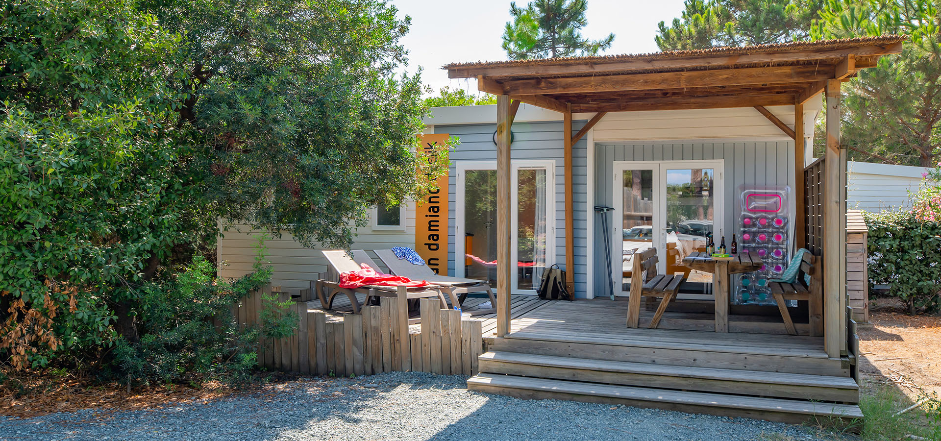 Camping san damiano bungalow declik terrasse vue ensemble