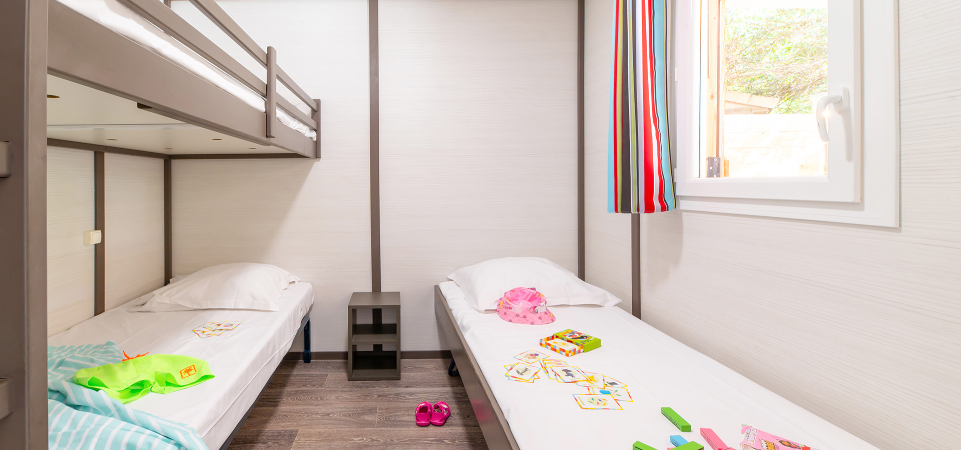 Camping san damiano bungalow giglio chambre enfants