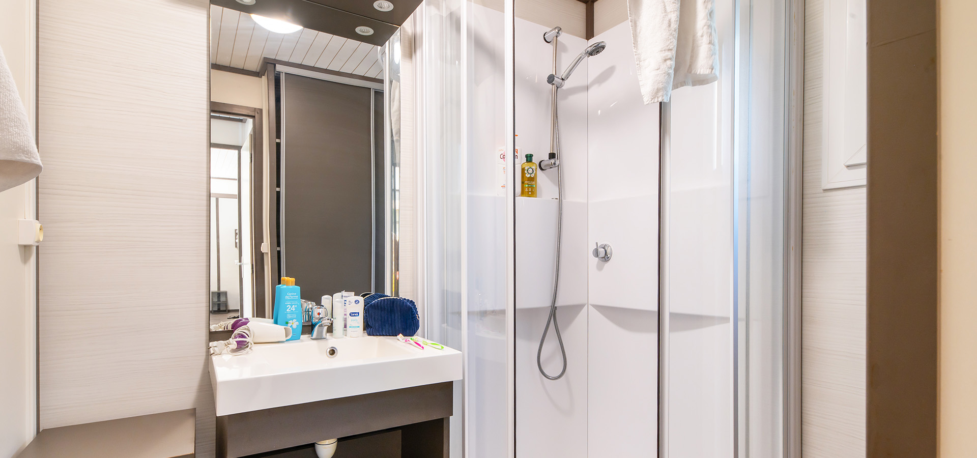 Camping san damiano bungalow giglio salle de bain