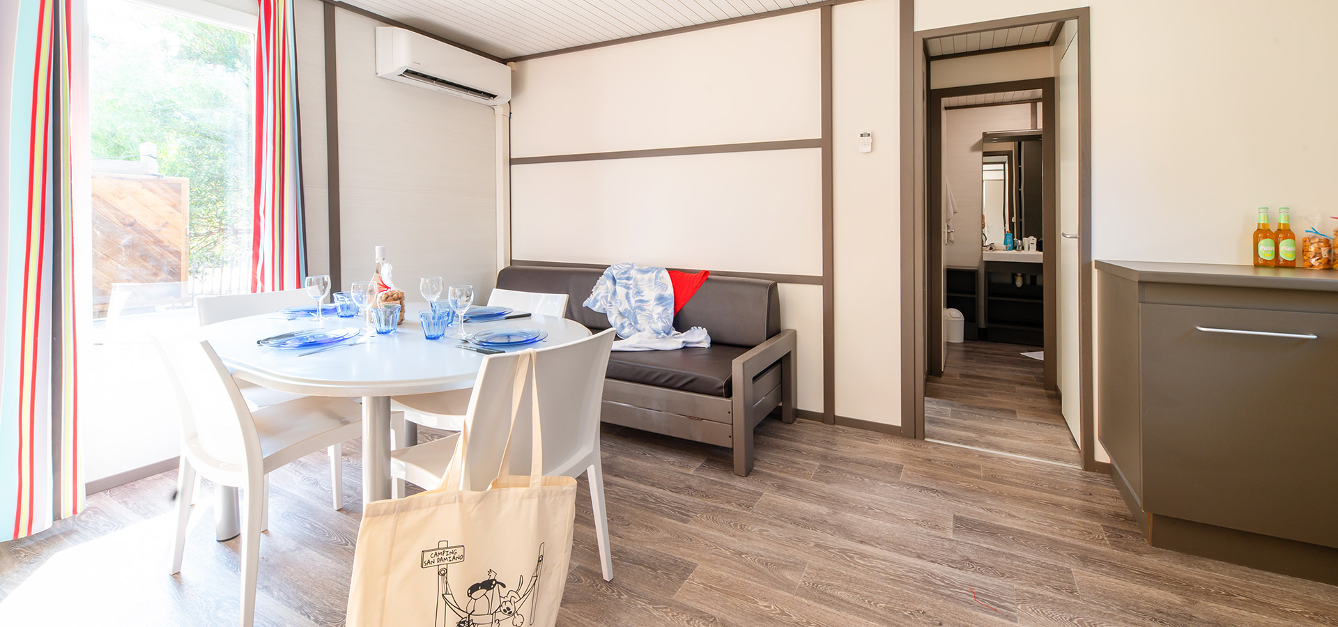 Camping san damiano bungalow giglio table banquette salle de bain cuisine