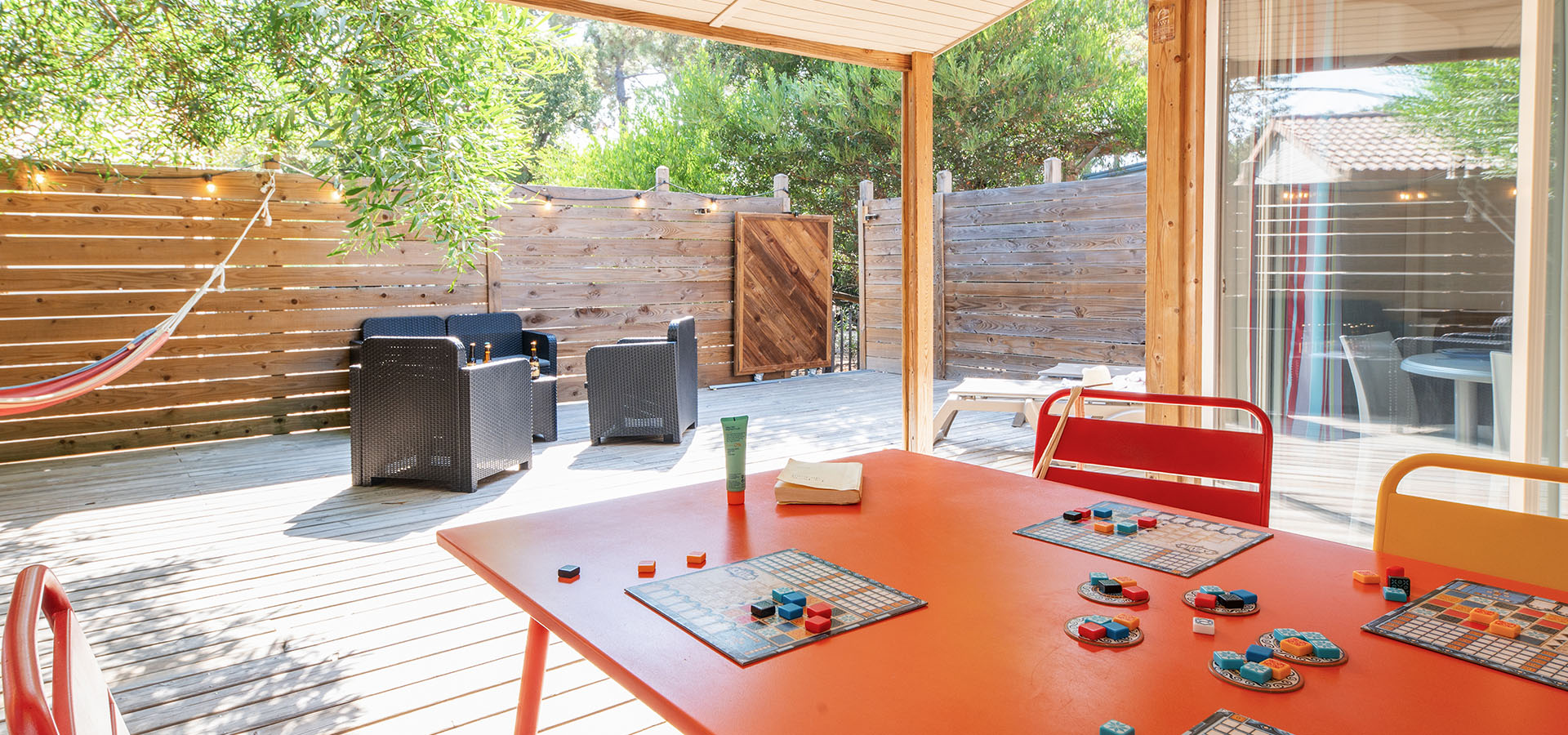 Camping san damiano bungalow giglio terrasse table jeux salon