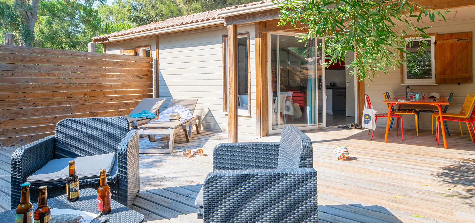 Camping san damiano bungalow giglio terrasse transats table vegetation