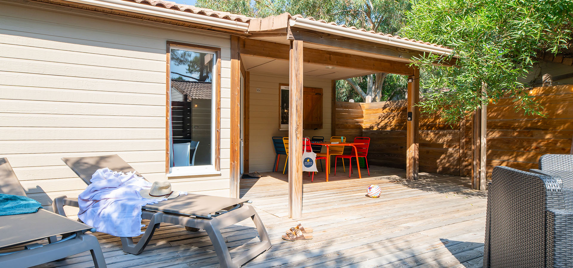 Camping san damiano bungalow giglio terrasse transats table