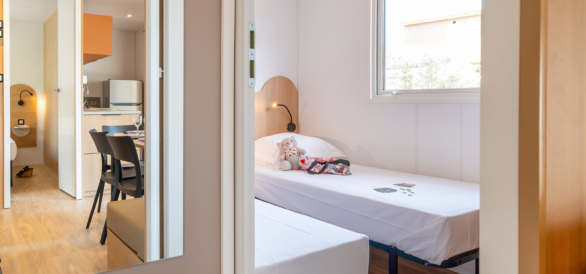 Camping san damiano bungalow giraglia chambre enfant salon