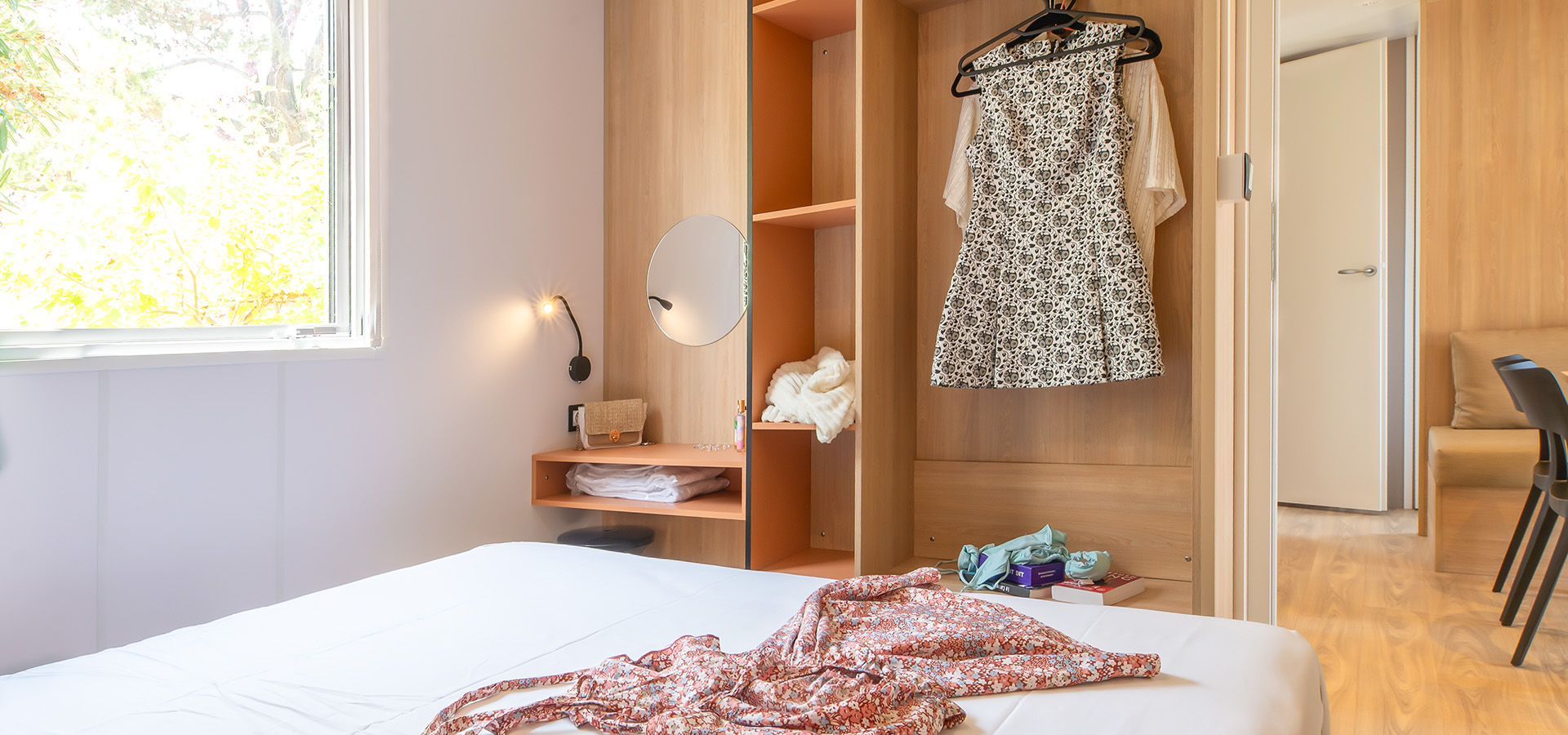 Camping san damiano bungalow giraglia chambre principale coiffeuse penderie salon