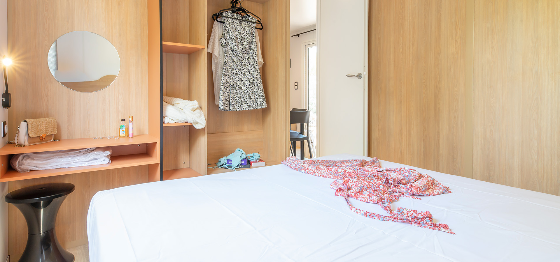 Camping san damiano bungalow giraglia chambre principale coiffeuse penderie
