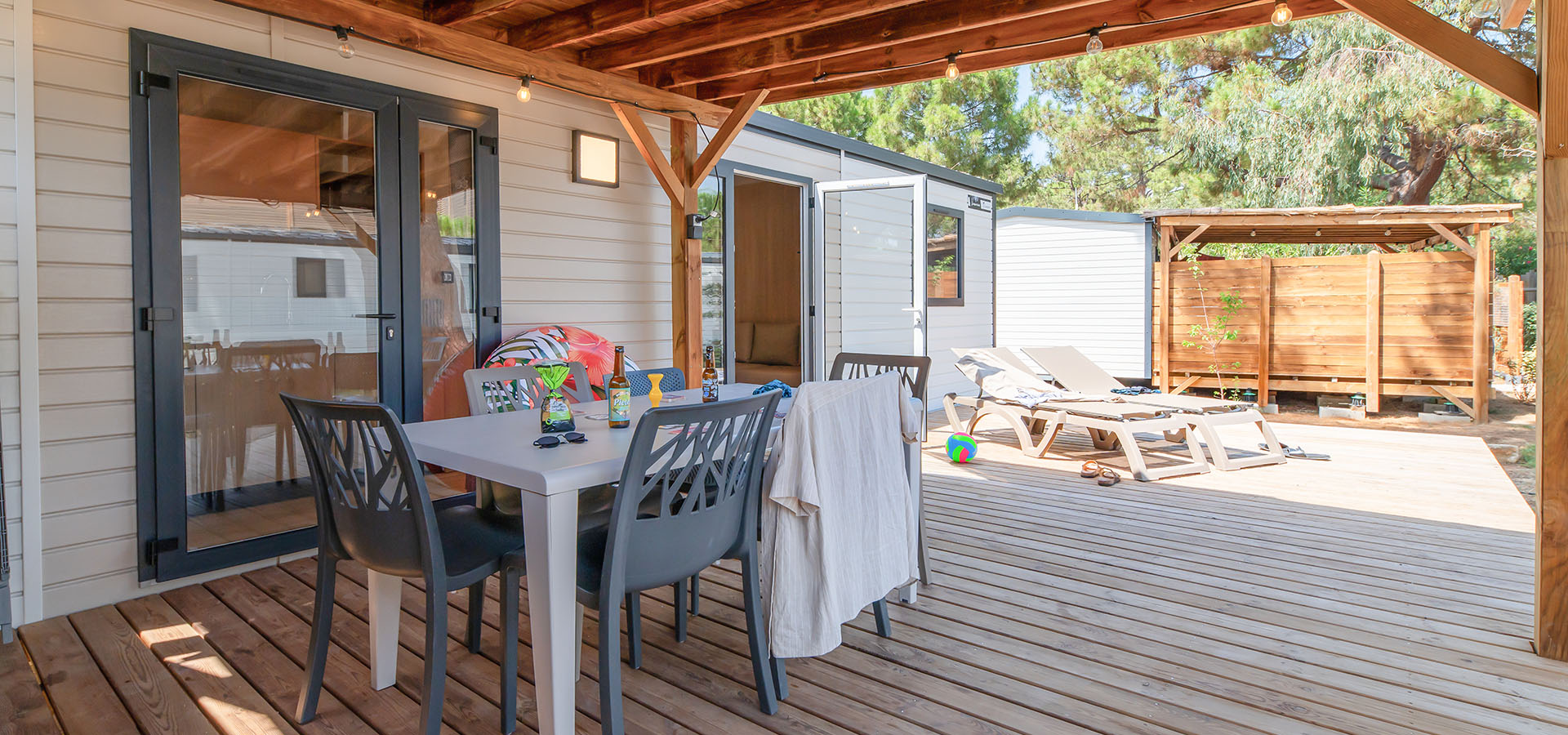 Camping san damiano bungalow giraglia terrasse table transat