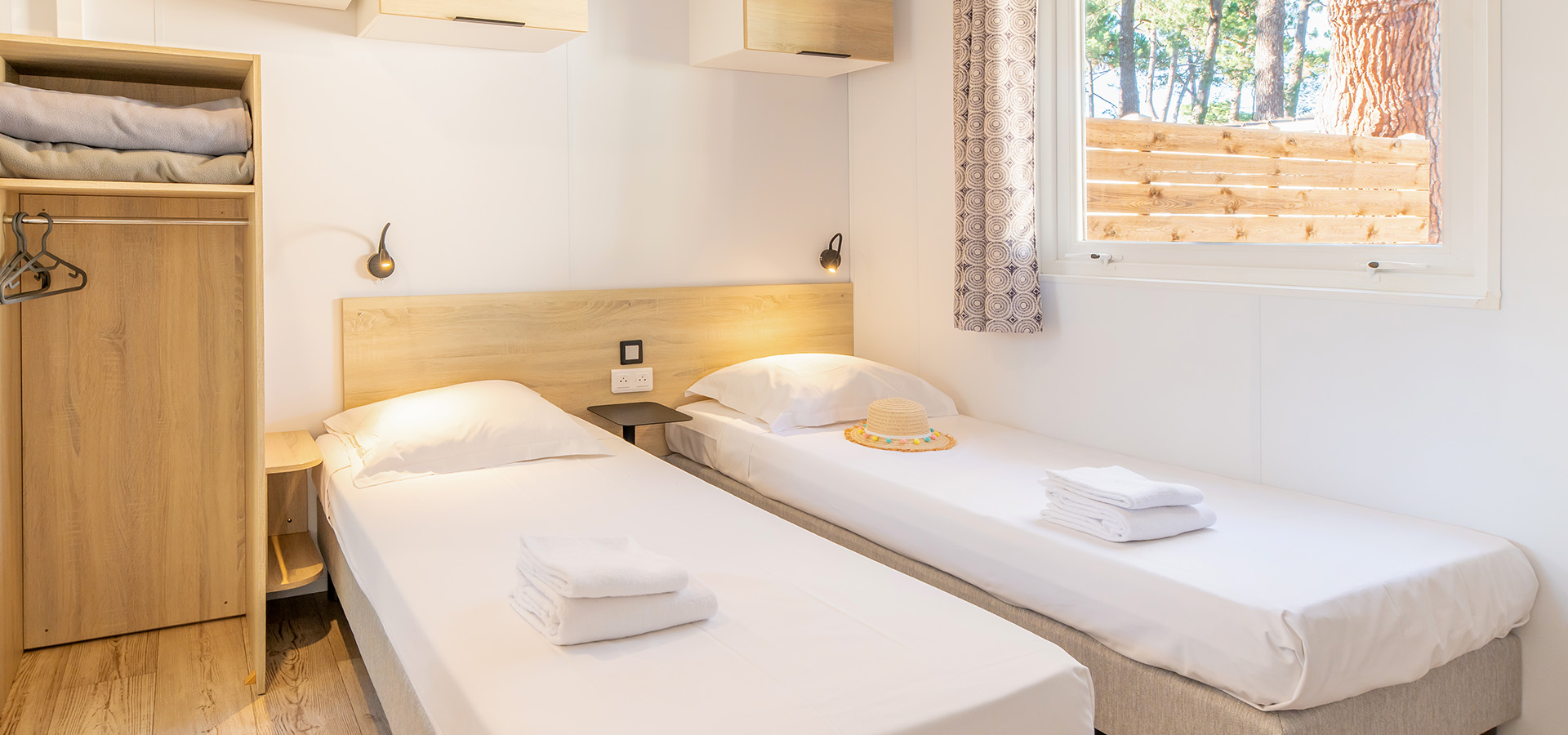Camping san damiano bungalow montecristo chambre enfants fenetre