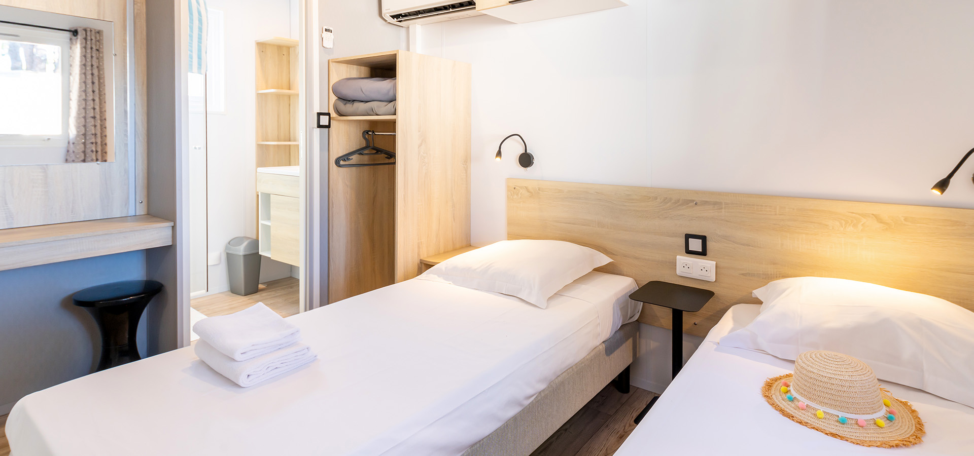 Camping san damiano bungalow montecristo chambre enfants salle de bain
