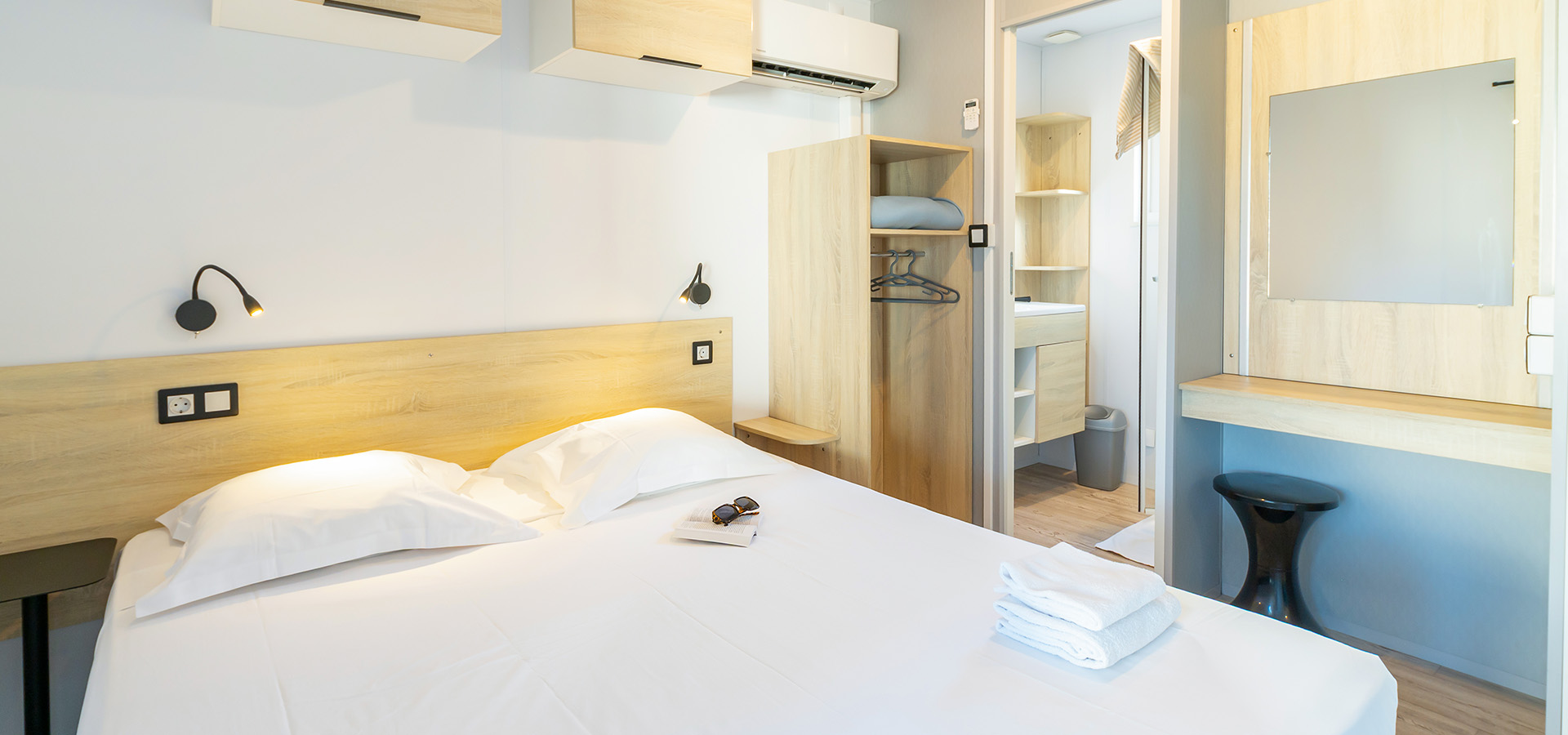 Camping san damiano bungalow montecristo chambre parentale salle de bain