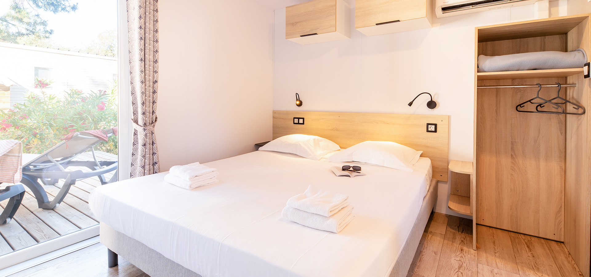 Camping san damiano bungalow montecristo chambre parentale terrasse