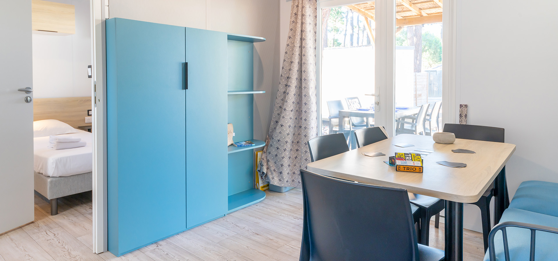 Camping san damiano bungalow montecristo entree salon chambre