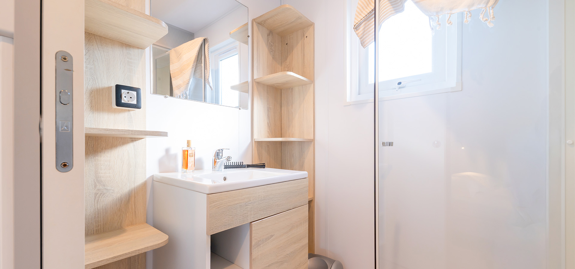 Camping san damiano bungalow montecristo salle de bain