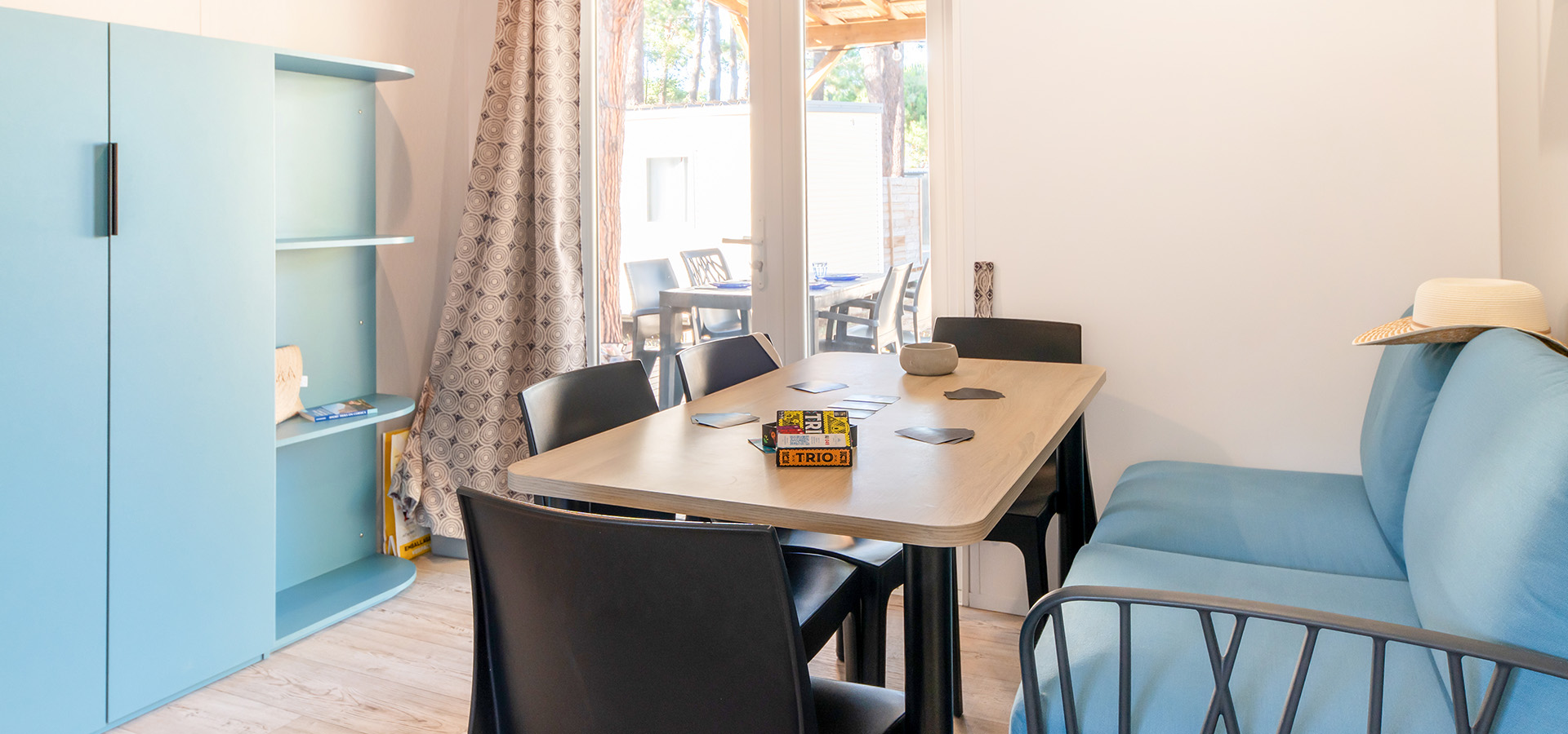 Camping san damiano bungalow montecristo salon table terrasse