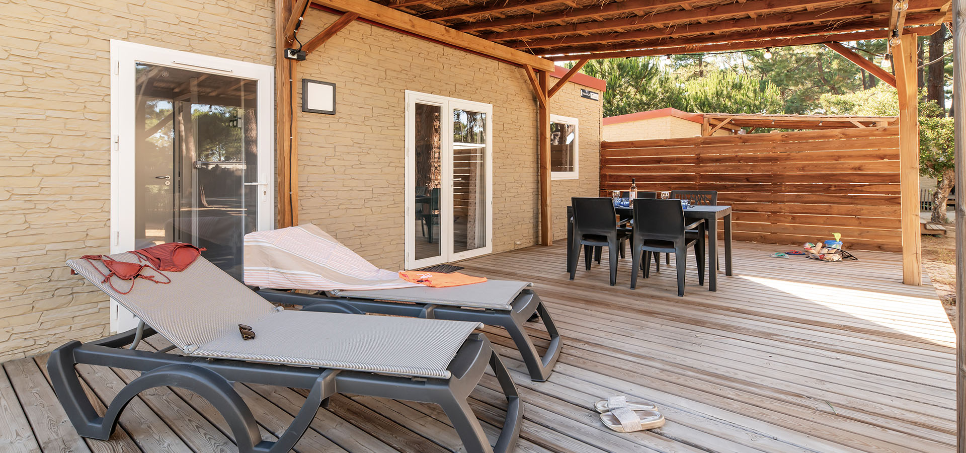 Camping san damiano bungalow montecristo terrasse transats table