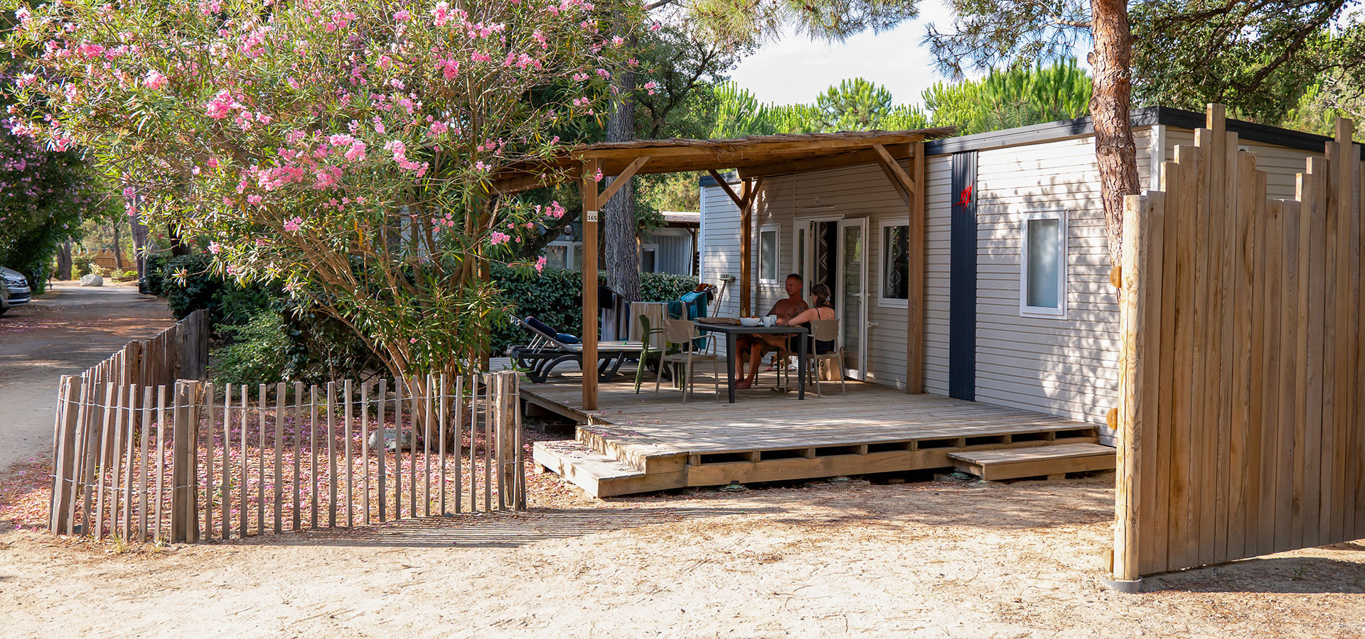 Camping san damiano bungalow pianosa couple sur terrasse