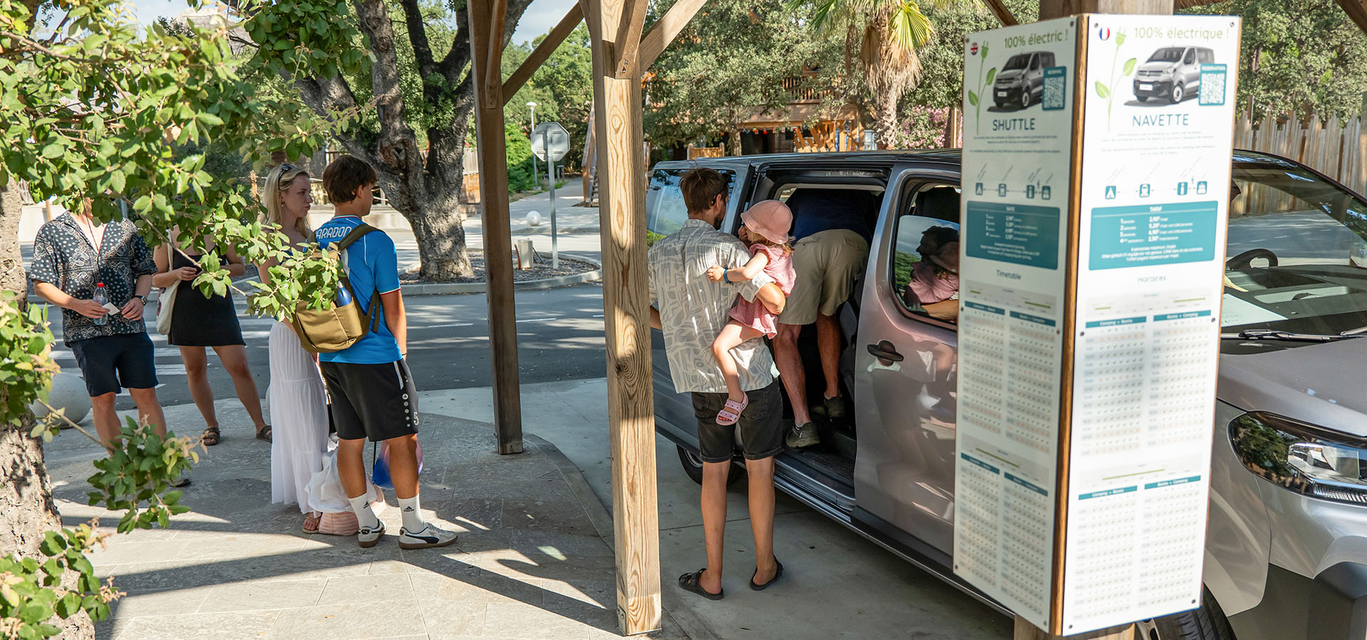 Camping san damiano services navette personnes qui attendent pour rentrer