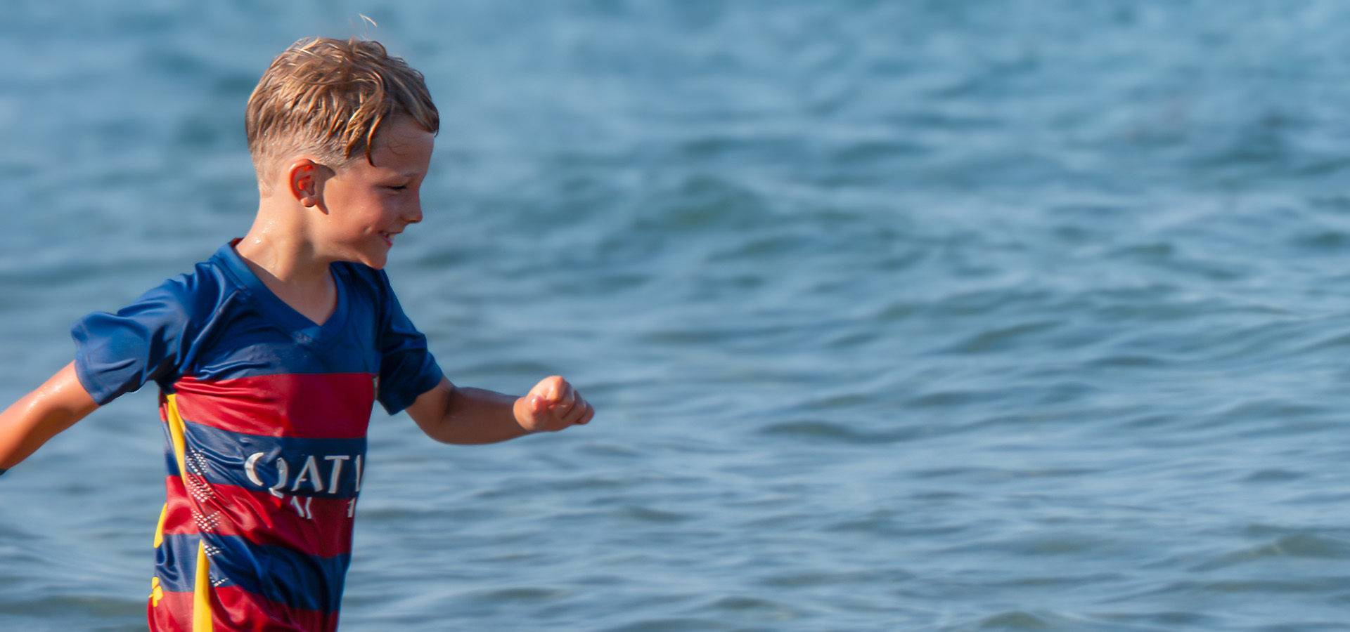 Camping san damiano plage adoslescent qui coure