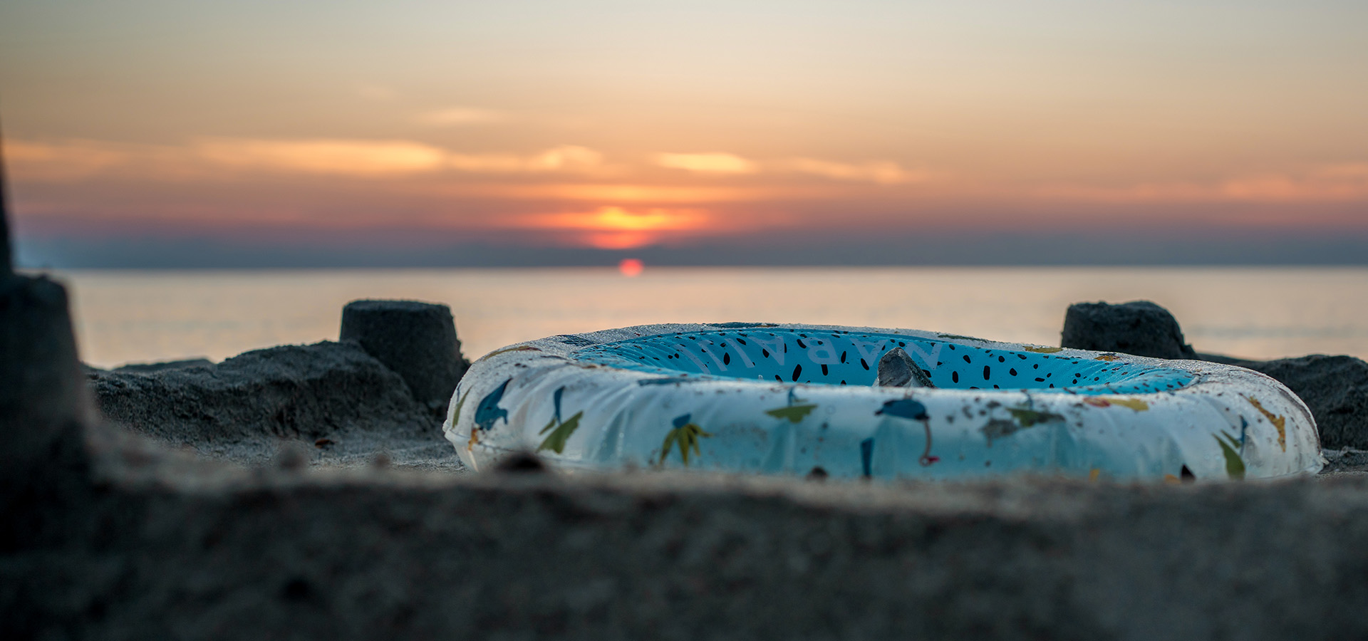 Camping san damiano plage bouee chateau de sable lever de soleil