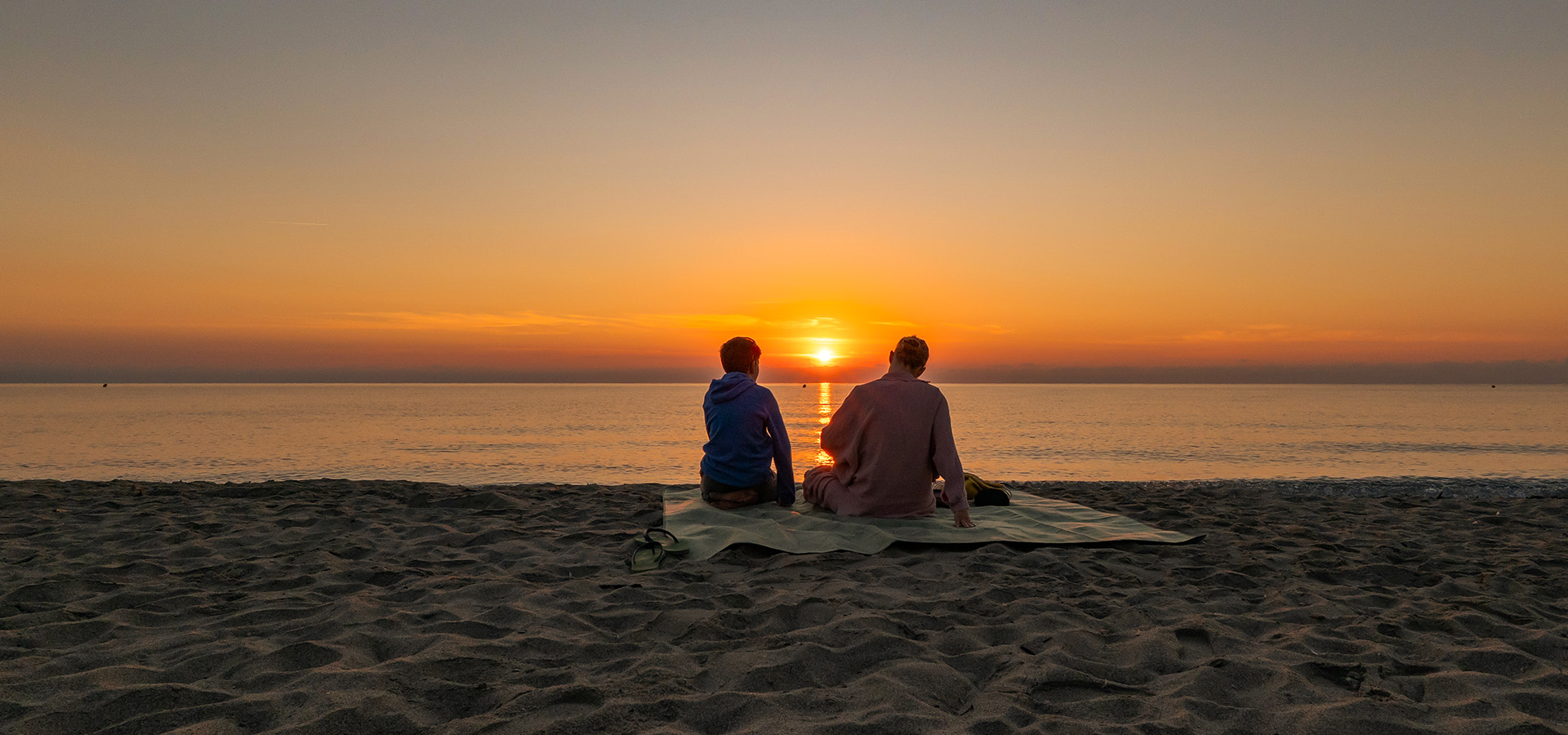 Camping san damiano plage couple au lever de soleil