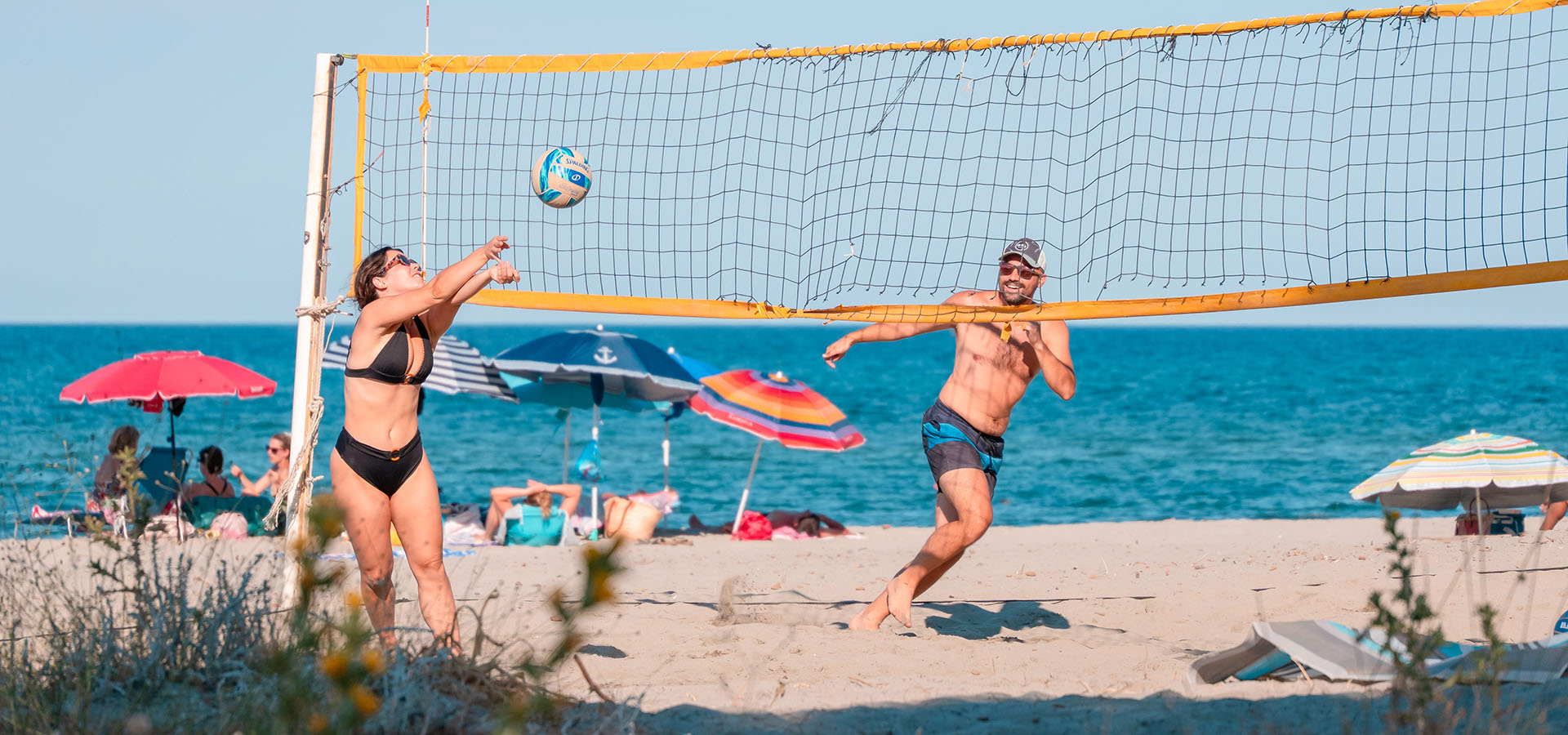 Camping san damiano plage couple qui joue au volley ball