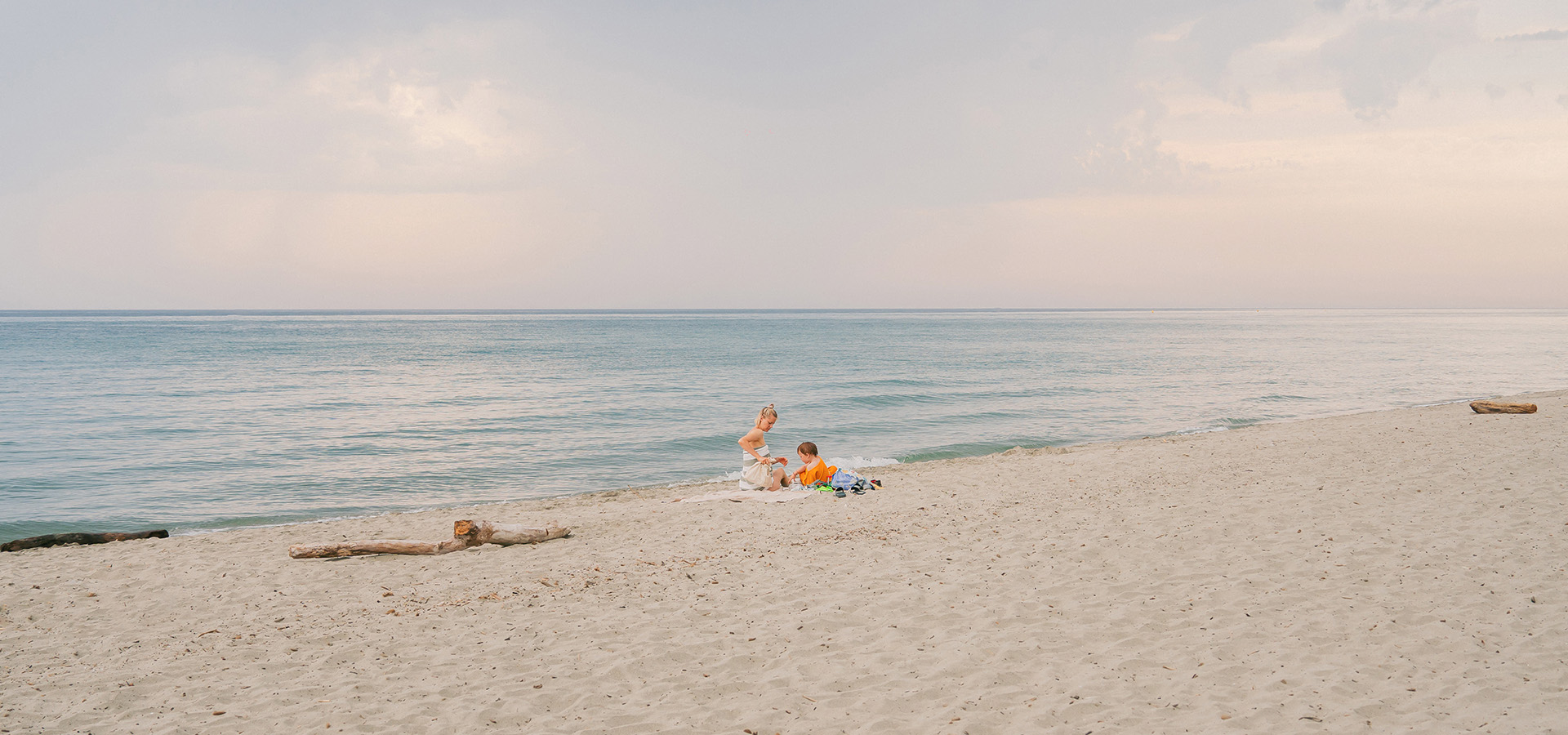 Camping san damiano plage deserte avec mere et son fils