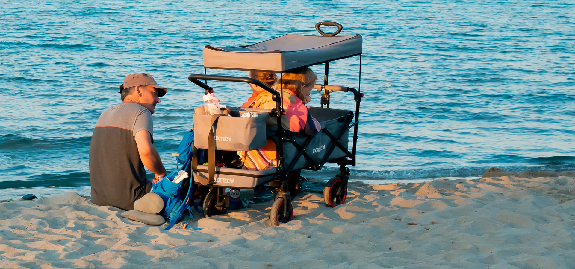 Camping san damiano plage enfants dans poussette avec toit
