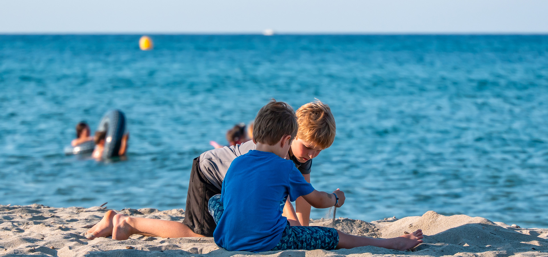 Camping san damiano plage enfants qui joue dans le sable