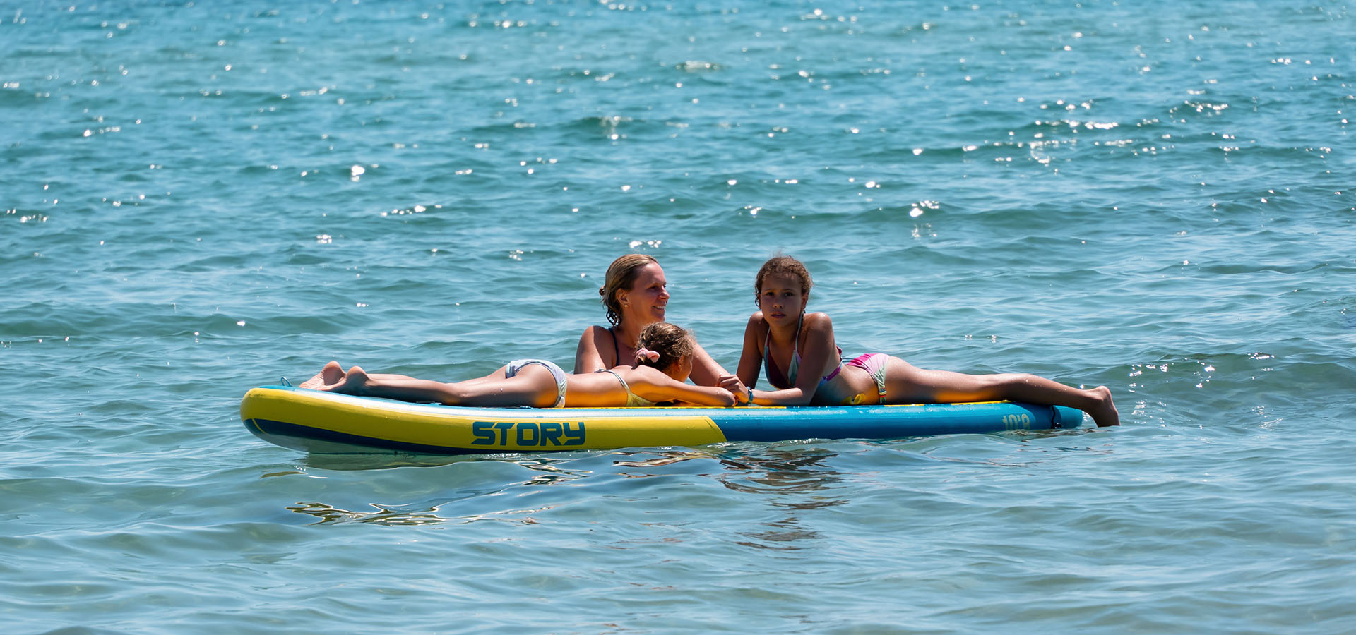 Camping san damiano plage mere et filles sur planche de paddle