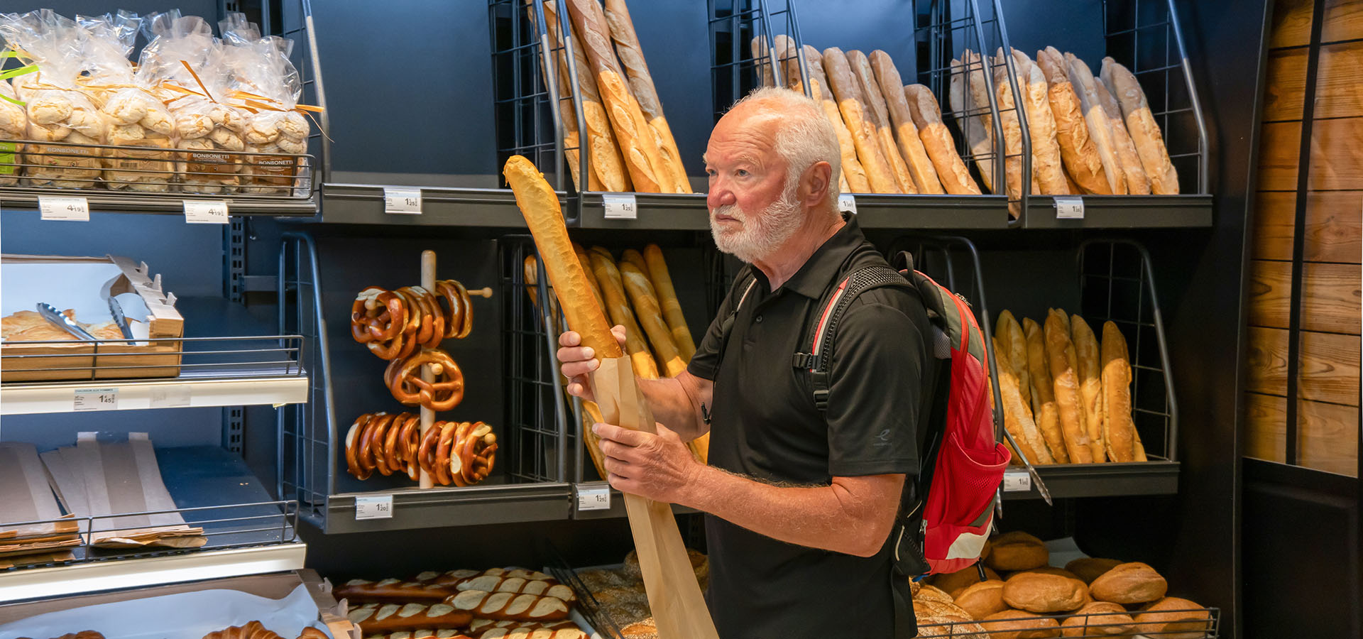 Camping san damiano supermarche carrefour express client qui prends une baguette rayon boulangerie
