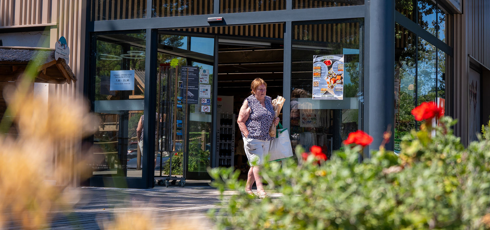 Camping san damiano supermarche carrefour express cliente qui sort du magasin
